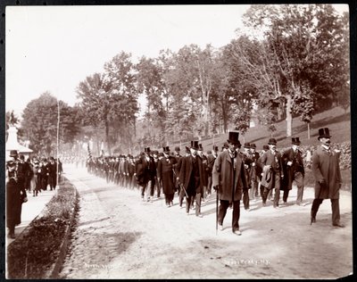 Militaire Parade met Geüniformeerde Mannen in Hoge Hoeden in Dobbs Ferry, New York, 1898 door Byron Company